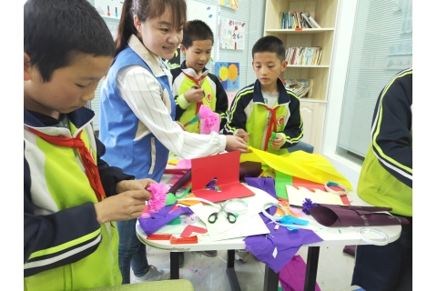 2.1永青-活动空间(东乡实验小学) 母亲节,学生动手为妈妈准备礼物