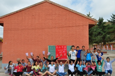 2 So happy,同学们热情高涨,“神龙队”VS“火龙队”,场面极其精彩,啦啦队员呐喊声给力,赛后获胜一方获得红糖奖励,大家集体合影留念。