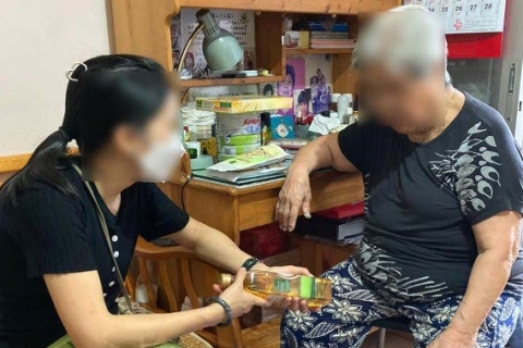 向長者講解食物及日用包內容