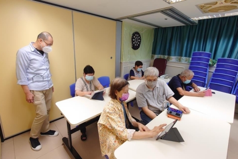 組員學習使用遊戲程式訓練腦筋